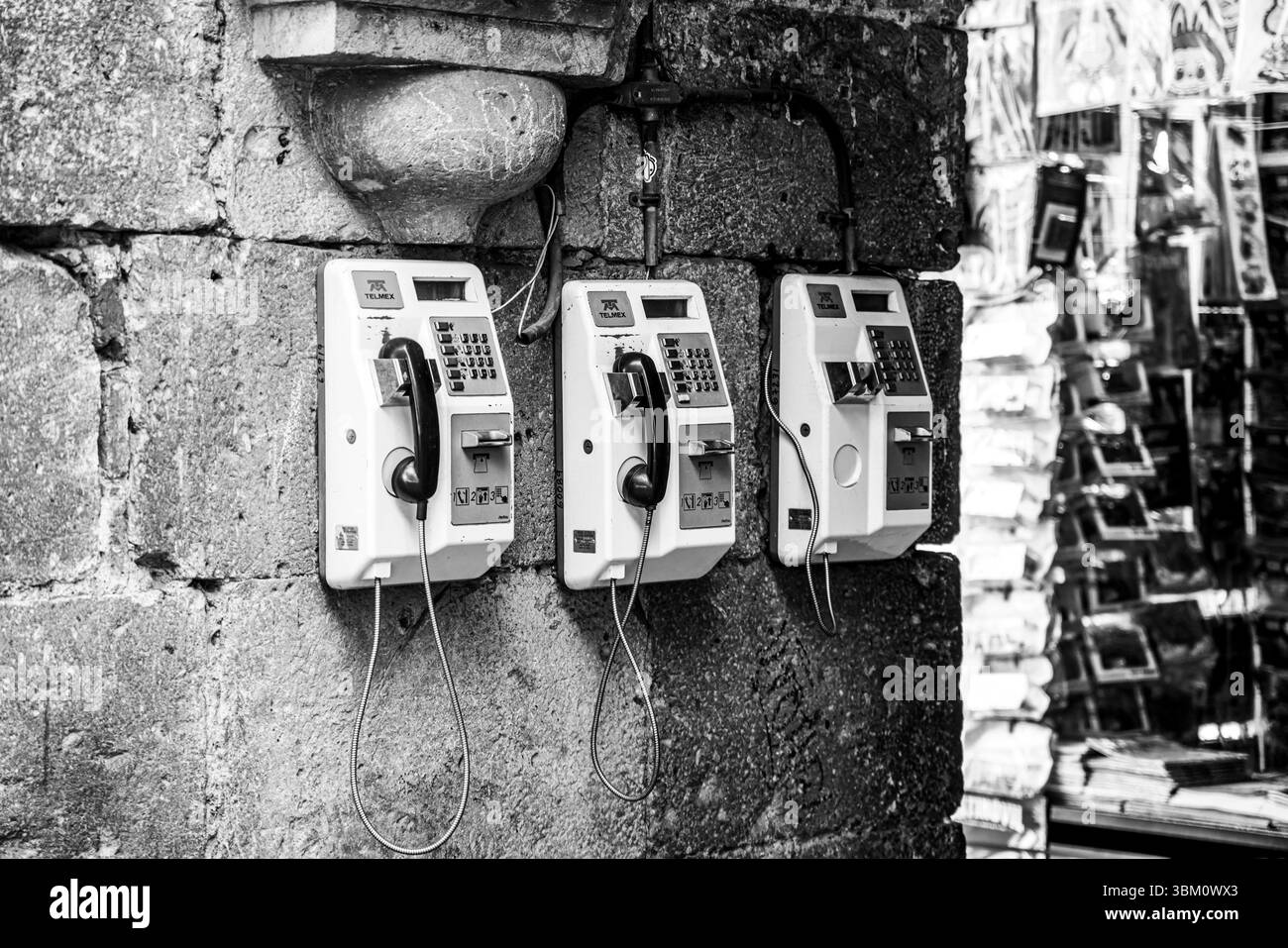 Oaxaca de Juárez, une ville du centre du Mexique, présente des bâtiments coloniaux, dont beaucoup se trouvent dans le Zócalo, la place centrale et le palais du gouvernement, avec des peintures murales colorées représentant l'histoire régionale. La place Alameda de León fait face à la façade ornée de la cathédrale d'Oaxaca. L'église Templo de Santo Domingo du XVIe siècle possède un somptueux intérieur baroque et un ancien couvent y est adjacent. ― 2005 © (photo Luis Gutierrez/Norte photo) Oaxaca de Juarez, ciudad del centro de México, edificios coloniales, muchos de los cuales están , plaza central del Zócalo, se encuentra el Palacio de Gobierno, Banque D'Images