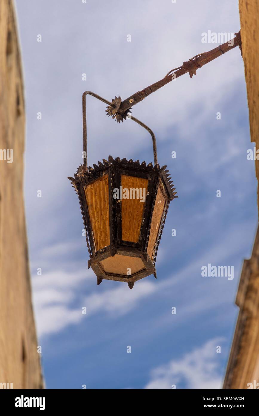 Malte, Mdina. Lampadaire avec verre ambré et ferrures. Banque D'Images