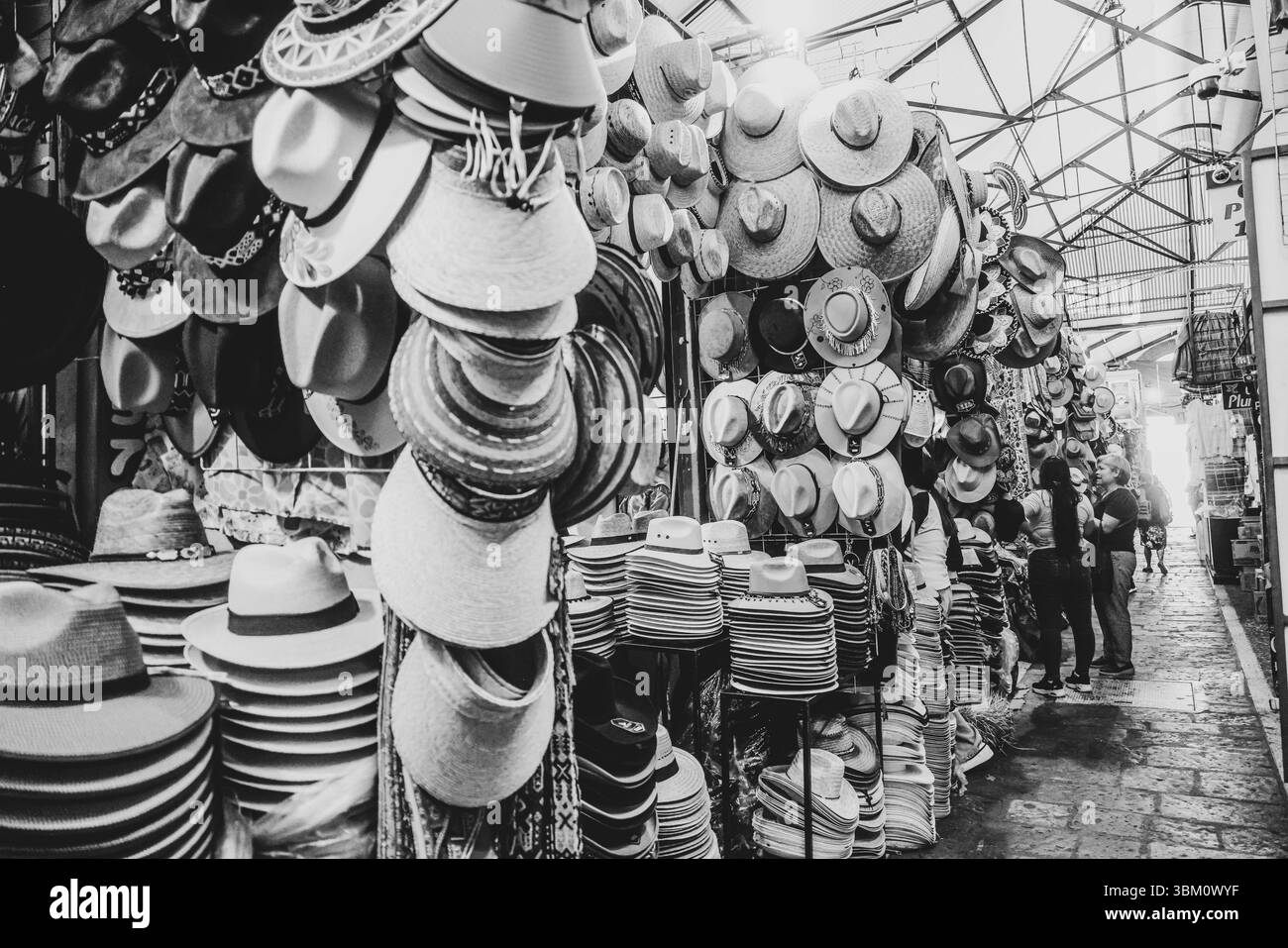 Oaxaca de Juárez, une ville du centre du Mexique, présente des bâtiments coloniaux, dont beaucoup se trouvent dans le Zócalo, la place centrale et le palais du gouvernement, avec des peintures murales colorées représentant l'histoire régionale. La place Alameda de León fait face à la façade ornée de la cathédrale d'Oaxaca. L'église Templo de Santo Domingo du XVIe siècle possède un somptueux intérieur baroque et un ancien couvent y est adjacent. ― 2005 © (photo Luis Gutierrez/Norte photo) Oaxaca de Juarez, ciudad del centro de México, edificios coloniales, muchos de los cuales están , plaza central del Zócalo, se encuentra el Palacio de Gobierno, Banque D'Images