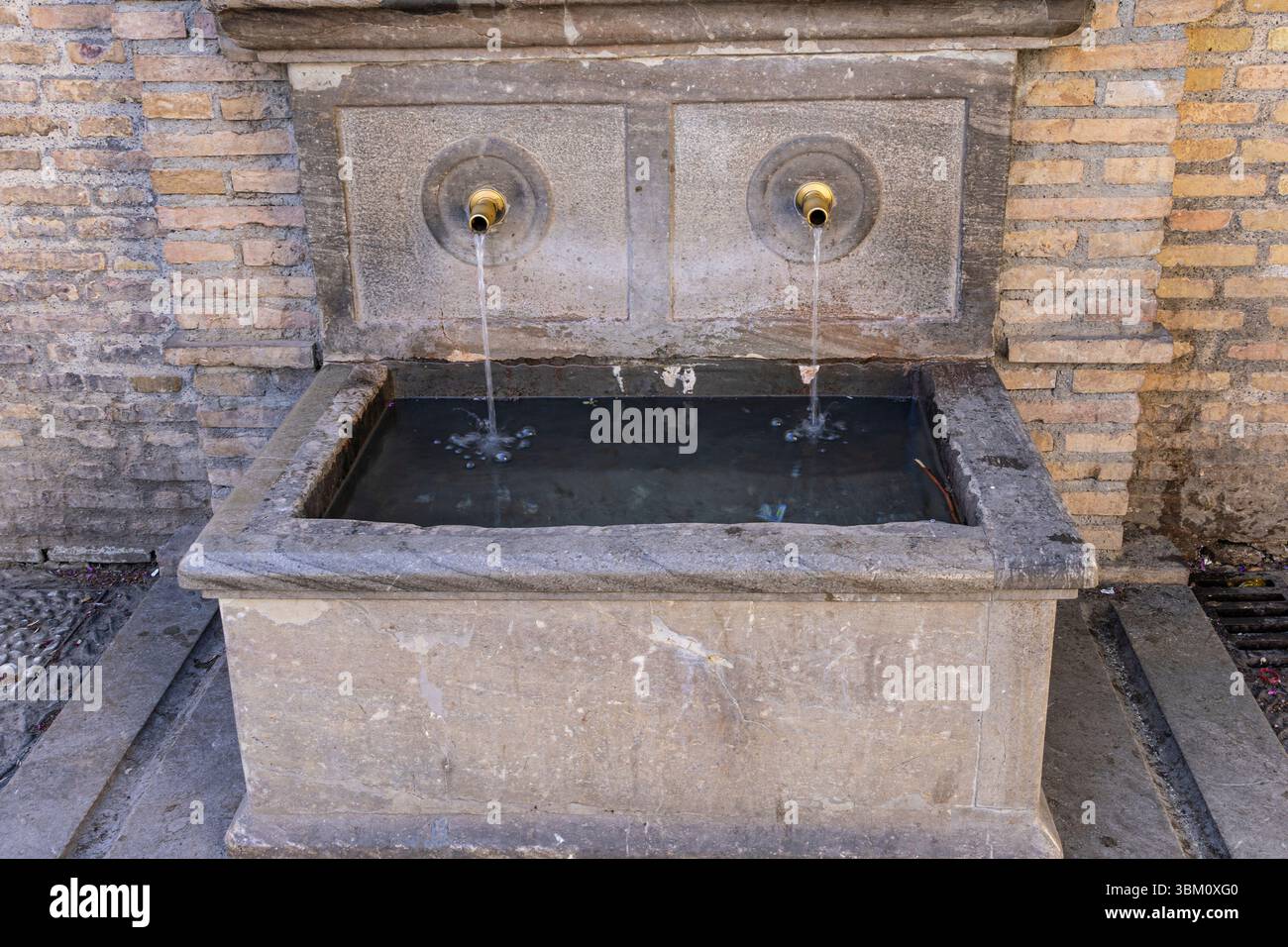 Albaicin, Province de Grenade, Andalousie, Espagne. Une ancienne fontaine d'eau potable. Banque D'Images
