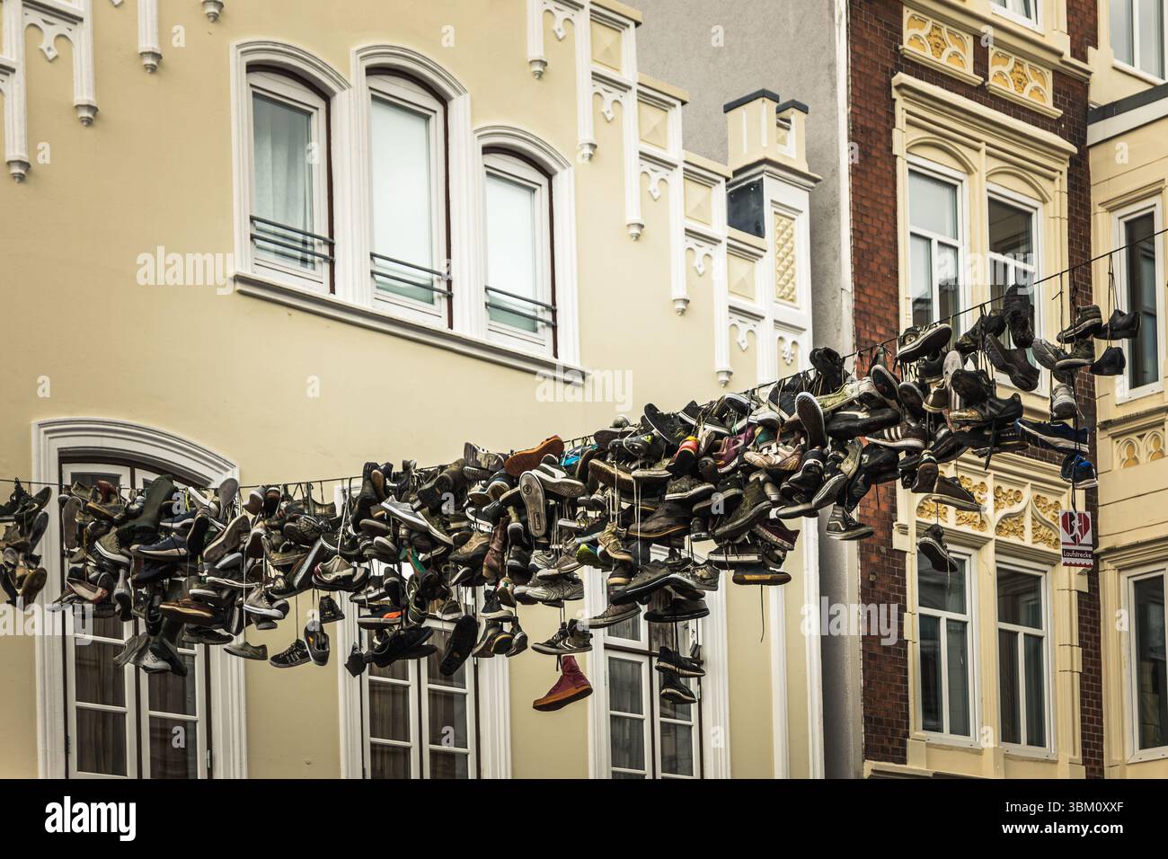 Chaussures suspendues en laisse, gros plan, Street art à Flensburg, mer Baltique, Schleswig-Holstein, Allemagne Banque D'Images