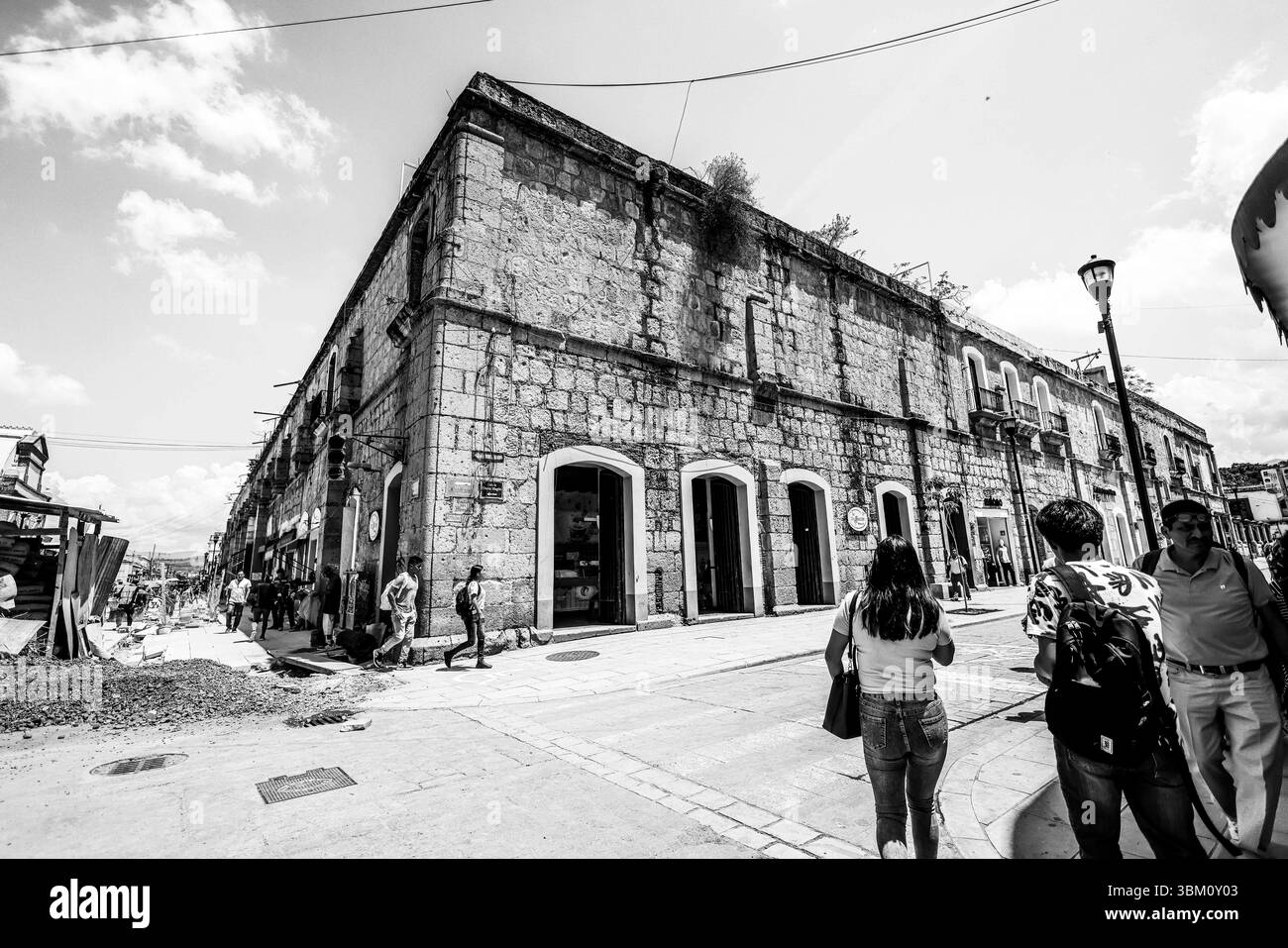 Oaxaca de Juárez, une ville du centre du Mexique, présente des bâtiments coloniaux, dont beaucoup se trouvent dans le Zócalo, la place centrale et le palais du gouvernement, avec des peintures murales colorées représentant l'histoire régionale. La place Alameda de León fait face à la façade ornée de la cathédrale d'Oaxaca. L'église Templo de Santo Domingo du XVIe siècle possède un somptueux intérieur baroque et un ancien couvent y est adjacent. ― 2005 © (photo Luis Gutierrez/Norte photo) Oaxaca de Juarez, ciudad del centro de México, edificios coloniales, muchos de los cuales están , plaza central del Zócalo, se encuentra el Palacio de Gobierno, Banque D'Images
