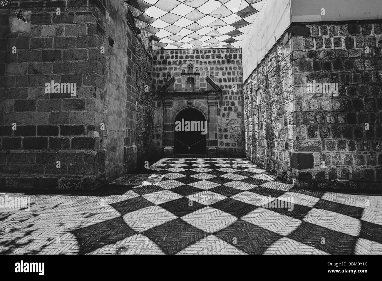 Oaxaca de Juárez, une ville du centre du Mexique, présente des bâtiments coloniaux, dont beaucoup se trouvent dans le Zócalo, la place centrale et le palais du gouvernement, avec des peintures murales colorées représentant l'histoire régionale. La place Alameda de León fait face à la façade ornée de la cathédrale d'Oaxaca. L'église Templo de Santo Domingo du XVIe siècle possède un somptueux intérieur baroque et un ancien couvent y est adjacent. ― 2005 © (photo Luis Gutierrez/Norte photo) Oaxaca de Juarez, ciudad del centro de México, edificios coloniales, muchos de los cuales están , plaza central del Zócalo, se encuentra el Palacio de Gobierno, Banque D'Images