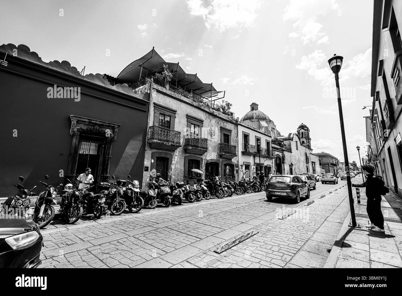 Oaxaca de Juárez, une ville du centre du Mexique, présente des bâtiments coloniaux, dont beaucoup se trouvent dans le Zócalo, la place centrale et le palais du gouvernement, avec des peintures murales colorées représentant l'histoire régionale. La place Alameda de León fait face à la façade ornée de la cathédrale d'Oaxaca. L'église Templo de Santo Domingo du XVIe siècle possède un somptueux intérieur baroque et un ancien couvent y est adjacent. ― 2005 © (photo Luis Gutierrez/Norte photo) Oaxaca de Juarez, ciudad del centro de México, edificios coloniales, muchos de los cuales están , plaza central del Zócalo, se encuentra el Palacio de Gobierno, Banque D'Images