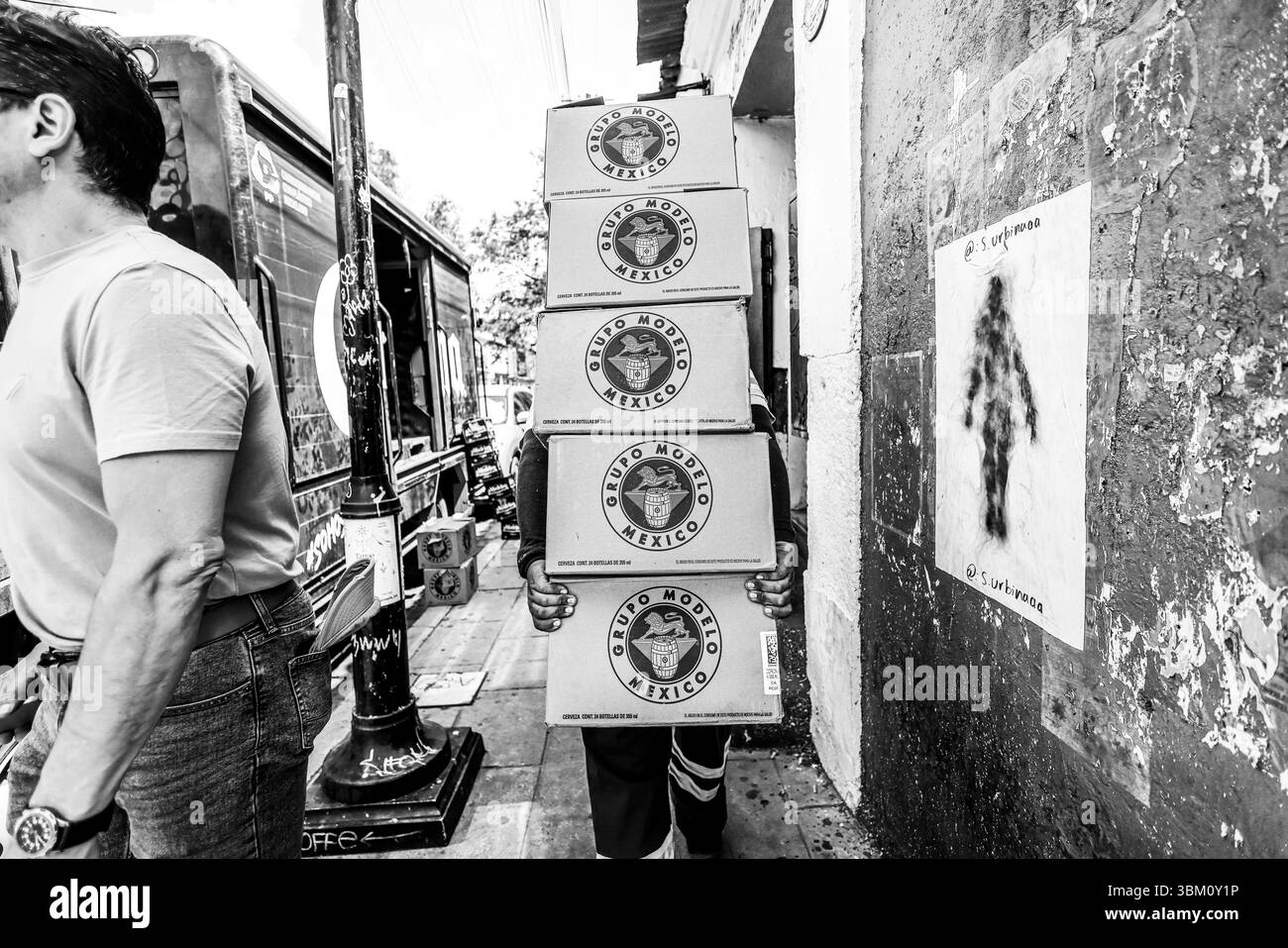 Oaxaca de Juárez, une ville du centre du Mexique, présente des bâtiments coloniaux, dont beaucoup se trouvent dans le Zócalo, la place centrale et le palais du gouvernement, avec des peintures murales colorées représentant l'histoire régionale. La place Alameda de León fait face à la façade ornée de la cathédrale d'Oaxaca. L'église Templo de Santo Domingo du XVIe siècle possède un somptueux intérieur baroque et un ancien couvent y est adjacent. ― 2005 © (photo Luis Gutierrez/Norte photo) Oaxaca de Juarez, ciudad del centro de México, edificios coloniales, muchos de los cuales están , plaza central del Zócalo, se encuentra el Palacio de Gobierno, Banque D'Images