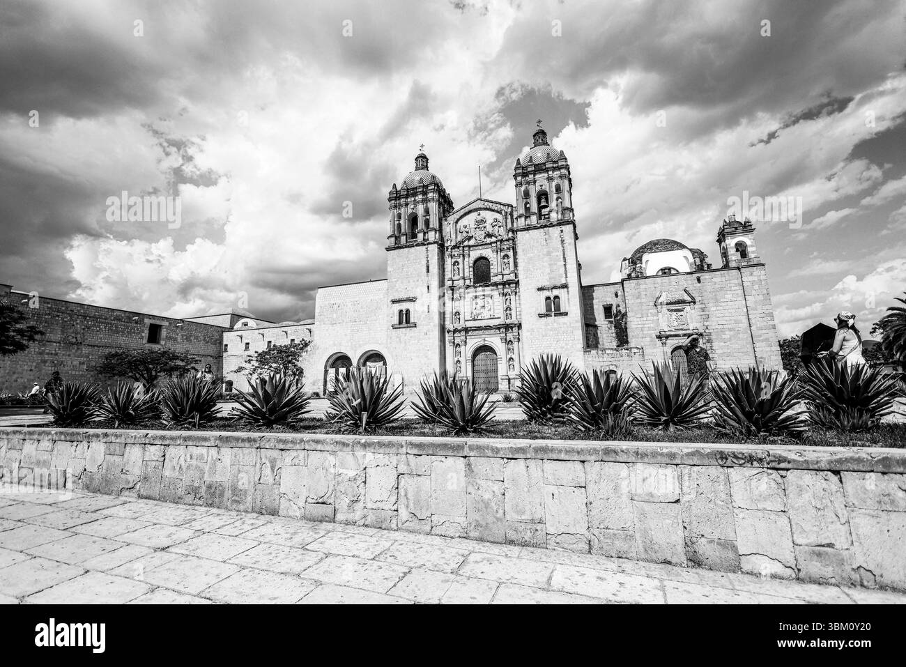 Oaxaca de Juárez, une ville du centre du Mexique, présente des bâtiments coloniaux, dont beaucoup se trouvent dans le Zócalo, la place centrale et le palais du gouvernement, avec des peintures murales colorées représentant l'histoire régionale. La place Alameda de León fait face à la façade ornée de la cathédrale d'Oaxaca. L'église Templo de Santo Domingo du XVIe siècle possède un somptueux intérieur baroque et un ancien couvent y est adjacent. ― 2005 © (photo Luis Gutierrez/Norte photo) Oaxaca de Juarez, ciudad del centro de México, edificios coloniales, muchos de los cuales están , plaza central del Zócalo, se encuentra el Palacio de Gobierno, Banque D'Images