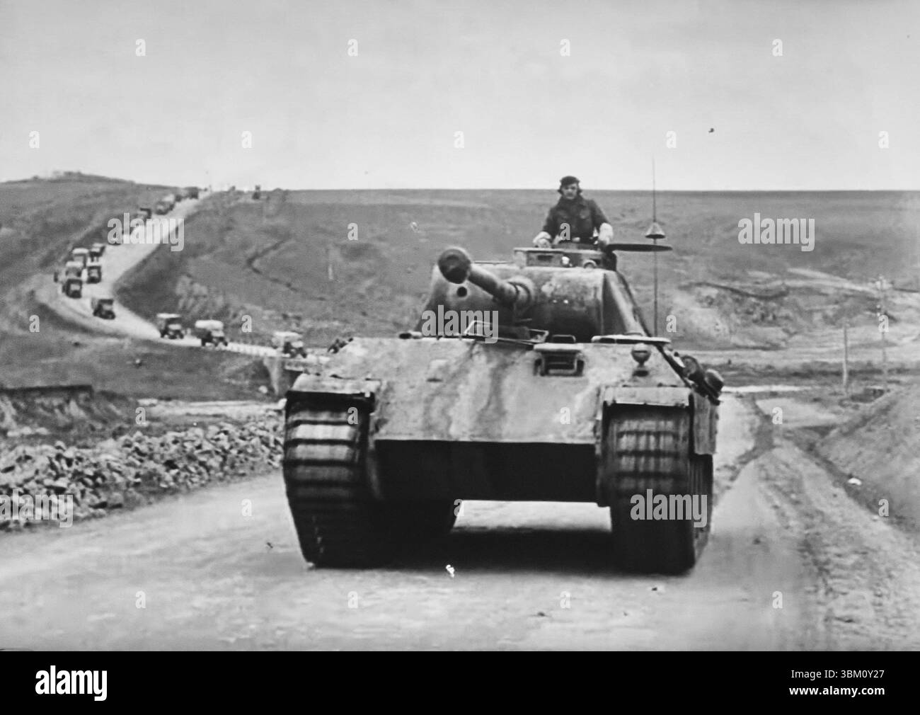 WW2 Screen B&W Still German Soldier in Snow Camo Parka charge une grenade à fusil à l'hiver 1942/43 sur le front russe Banque D'Images