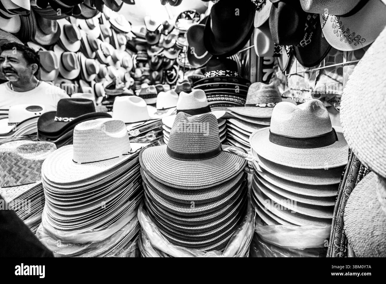 Oaxaca de Juárez, une ville du centre du Mexique, présente des bâtiments coloniaux, dont beaucoup se trouvent dans le Zócalo, la place centrale et le palais du gouvernement, avec des peintures murales colorées représentant l'histoire régionale. La place Alameda de León fait face à la façade ornée de la cathédrale d'Oaxaca. L'église Templo de Santo Domingo du XVIe siècle possède un somptueux intérieur baroque et un ancien couvent y est adjacent. ― 2005 © (photo Luis Gutierrez/Norte photo) Oaxaca de Juarez, ciudad del centro de México, edificios coloniales, muchos de los cuales están , plaza central del Zócalo, se encuentra el Palacio de Gobierno, Banque D'Images