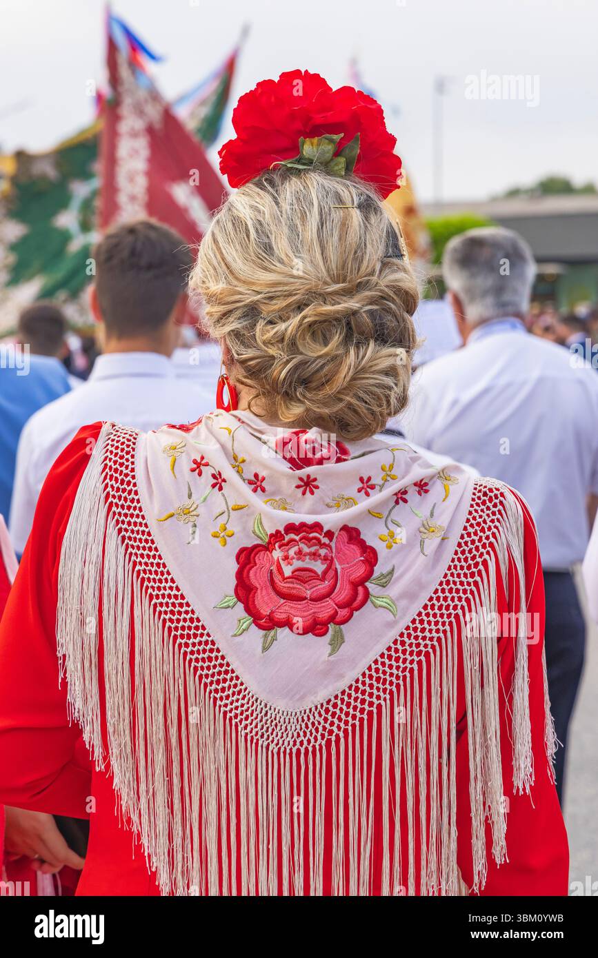 Andujar, Province de Jaen, Andalousie, Espagne. 28 avril 2023. Femme en tenue traditionnelle à un festival religieux à Andujar. Usage éditorial exclusif Banque D'Images