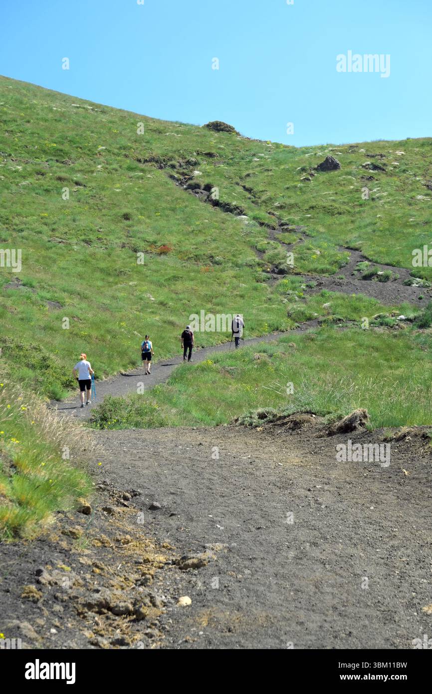 Petits groupes de randonneurs sur le chemin de 'Schiena dell'Asino' dans Etna Park, Sicile, Italie (vue arrière 2) Banque D'Images