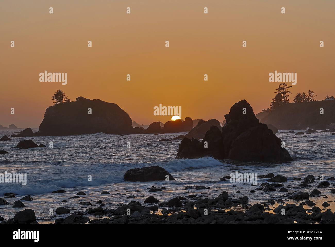 États-Unis, Californie, Crescent City. Seastack le long de la côte au coucher du soleil Banque D'Images