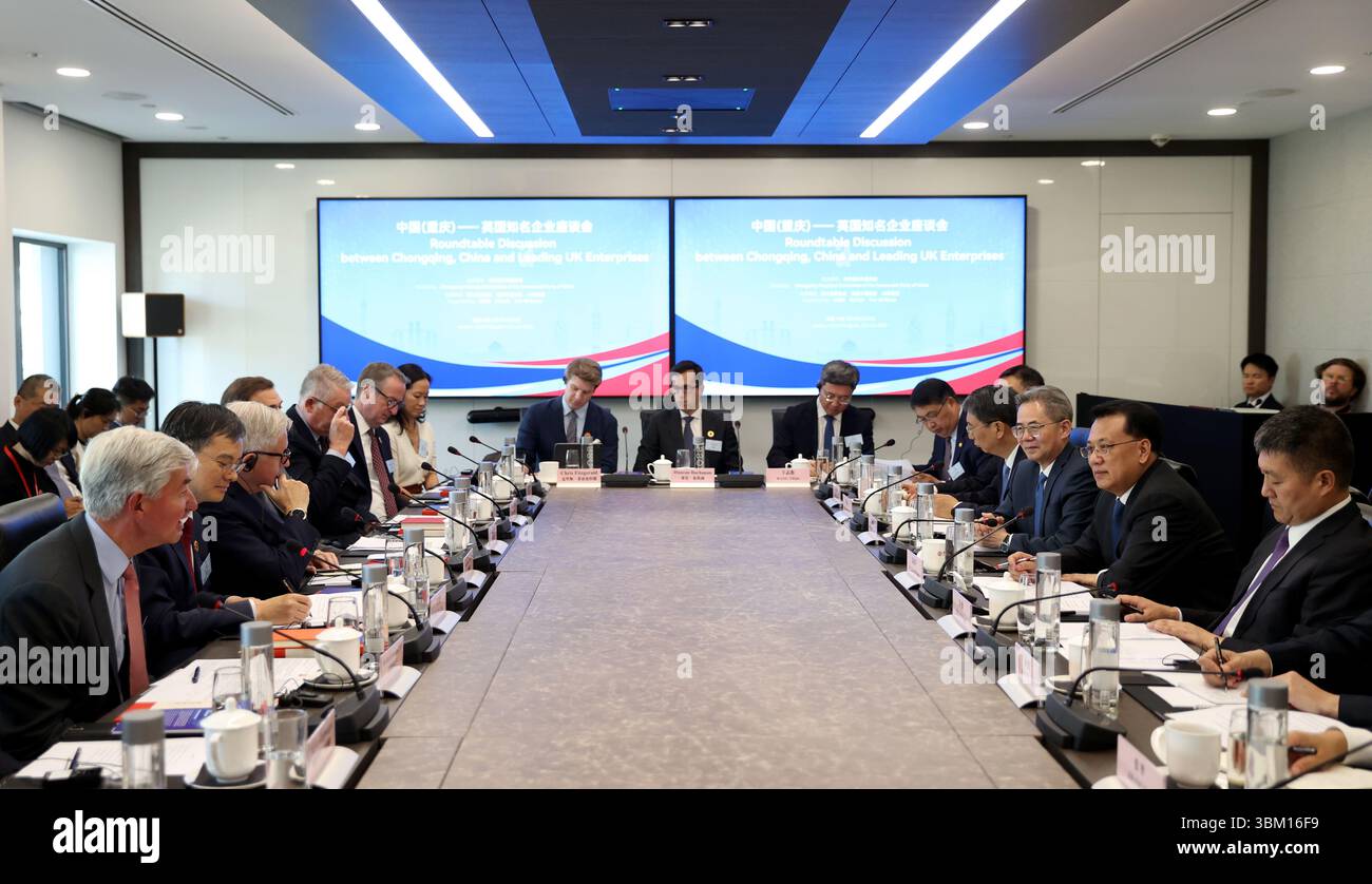 (250623) -- LONDRES, 23 juin 2025 (Xinhua) -- Yuan Jiajun (2e R, front), membre du Bureau politique du Comité central du Parti communiste chinois (PCC) et secrétaire du Comité municipal de Chongqing du PCC, assiste à une table ronde réunissant des entreprises chinoises (Chongqing) et britanniques, à Londres, Grande-Bretagne, le 23 juin 2025. Yuan a conduit une délégation du parti à visiter la Grande-Bretagne dimanche et lundi à l'invitation du gouvernement britannique. Au cours de la visite, Yuan a également rencontré le conseiller britannique à la sécurité nationale Jonathan Powell et s'est entretenu avec Nicholas Lyons, lord maire de la Banque D'Images