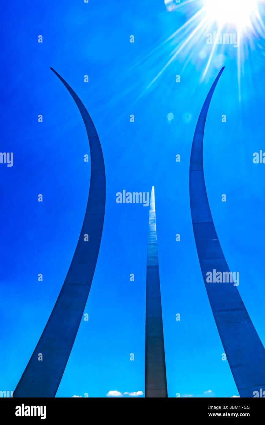 Air Force Memorial, Arlington, Virginie. Trois flèches en acier inoxydable ressemblent aux traînées de vapeur des Thunderbirds de la Force aérienne lors d'une manœuvre. (Modifier Banque D'Images