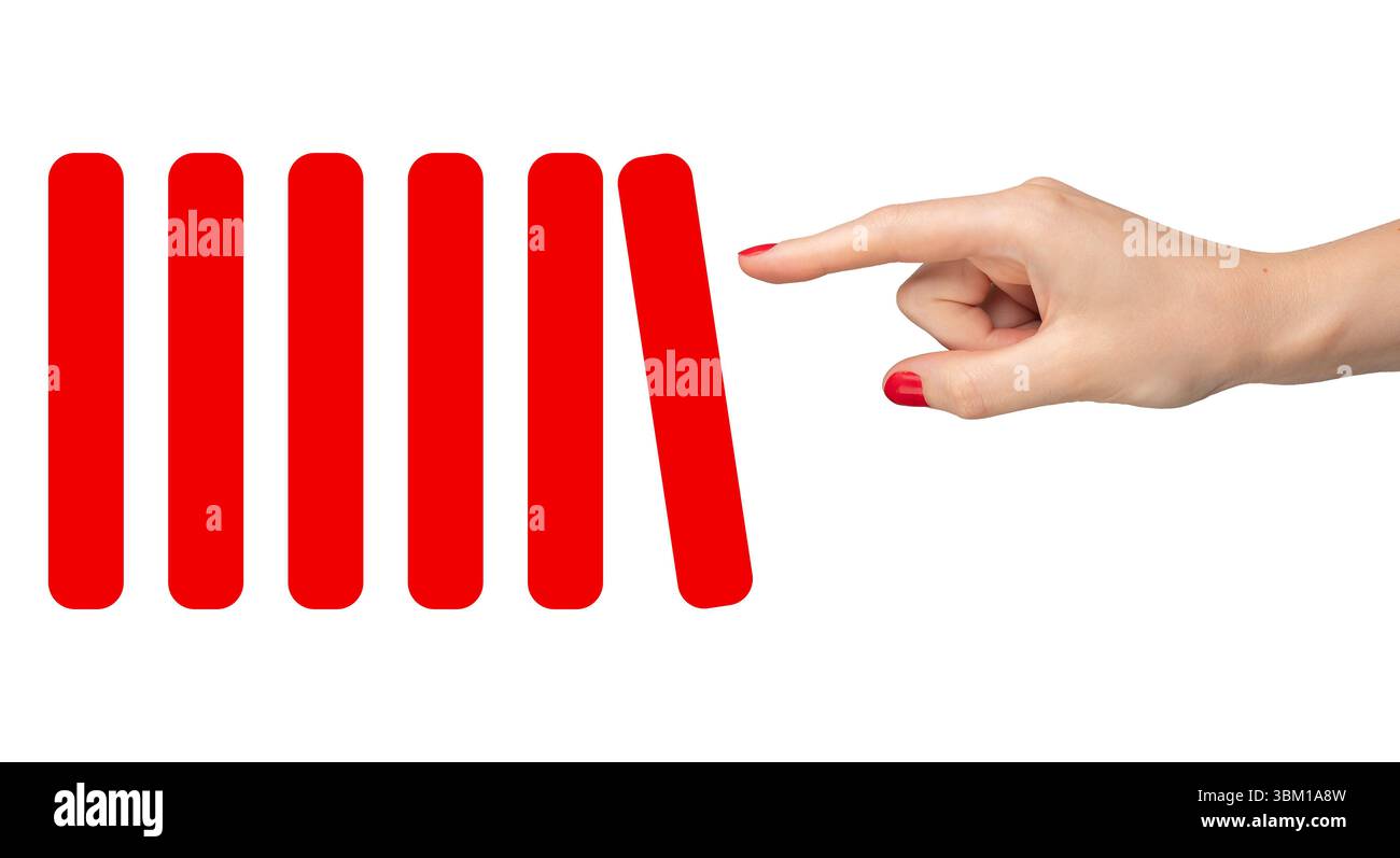 Repoussant à la main des blocs de domino rouges symbolisant la crise économique et l'effondrement du marché. Concept de risque financier, d'instabilité, d'échec et de point de basculement Banque D'Images