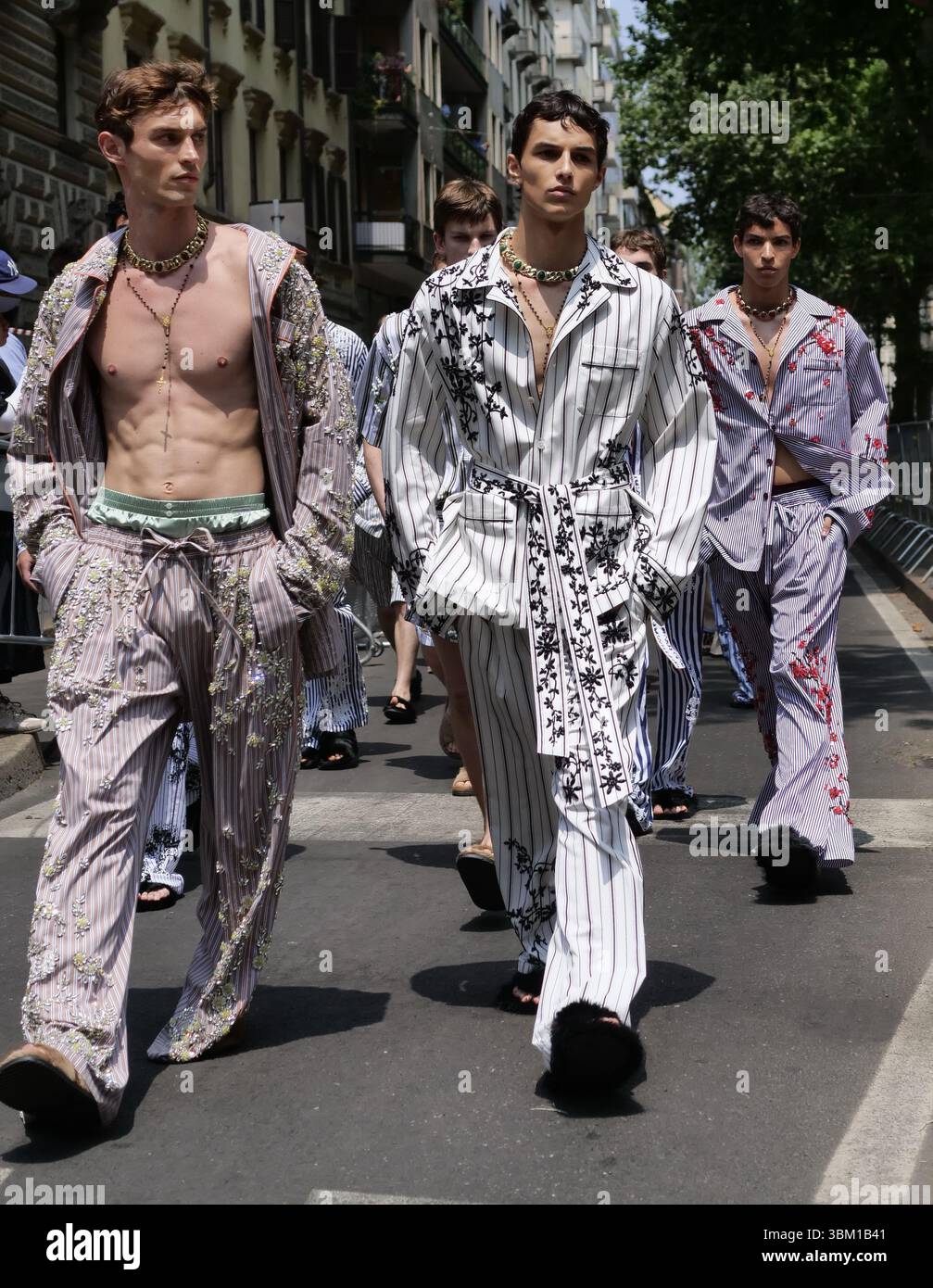 Hommes mannequins marchant dans la rue pendant le défilé Dolce & Gabbana pendant la semaine de la mode Milano homme 2026 printemps été collection Banque D'Images