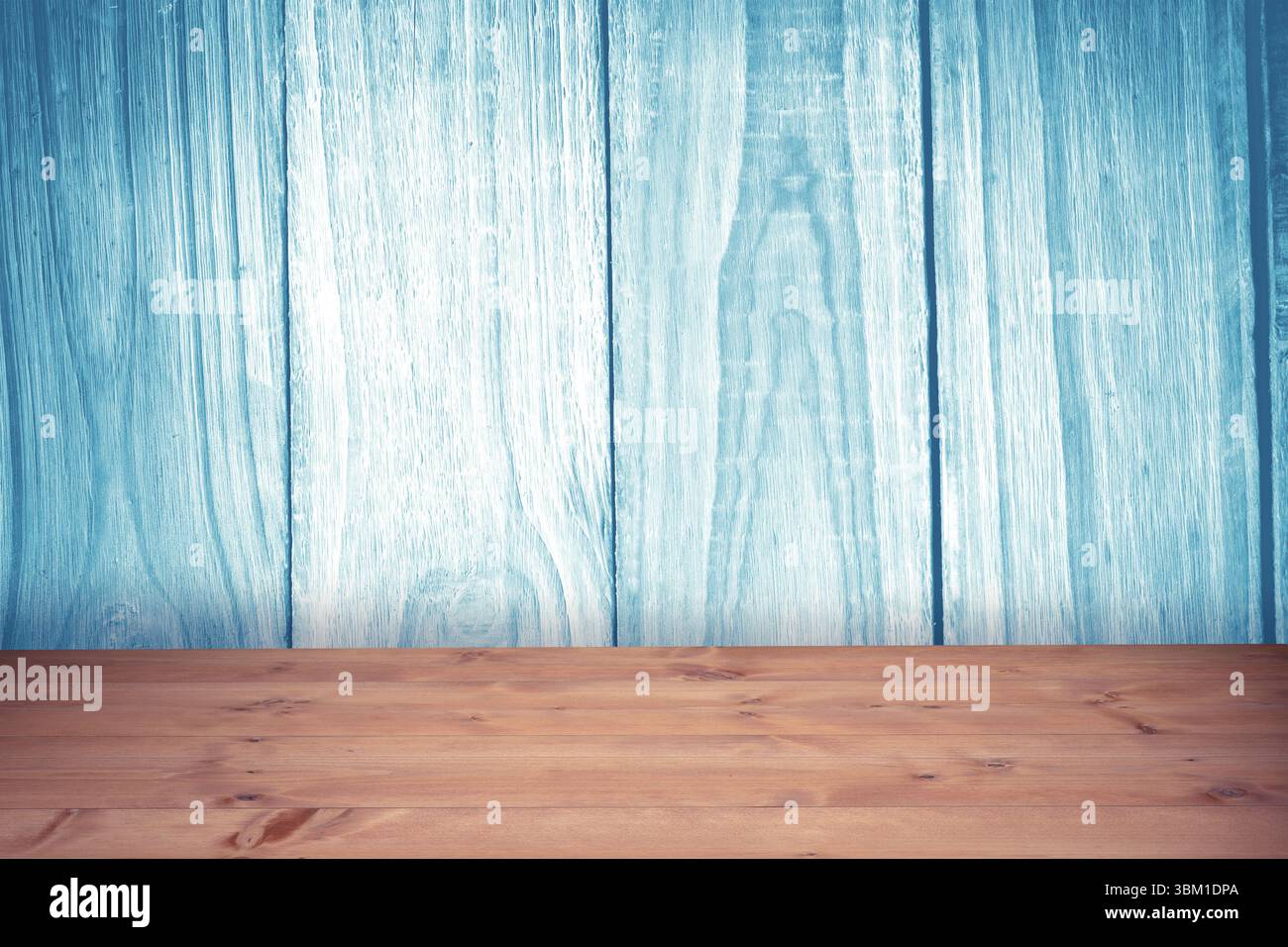 La scène intérieure rustique montre une table en bois et un mur de planche bleu lavé dans un design plat Banque D'Images