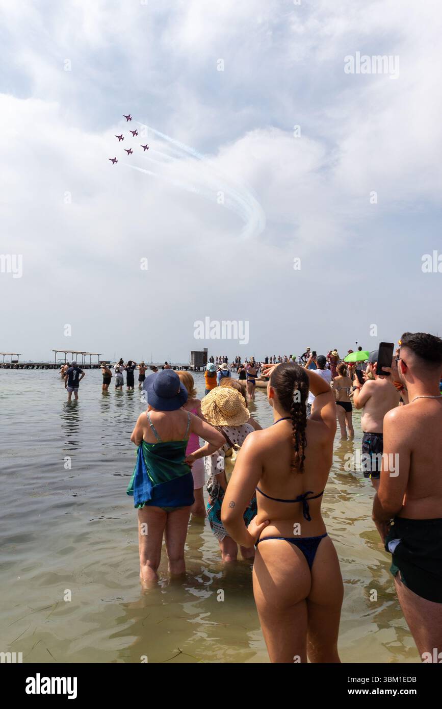 Patrouille Suisse expose l'équipe de l'armée de l'air suisse pilotant des avions de chasse Northrop F-5E Tiger II au AIRE25 Air Festival à San Javier, Murcie. Au-dessus de la plage Banque D'Images