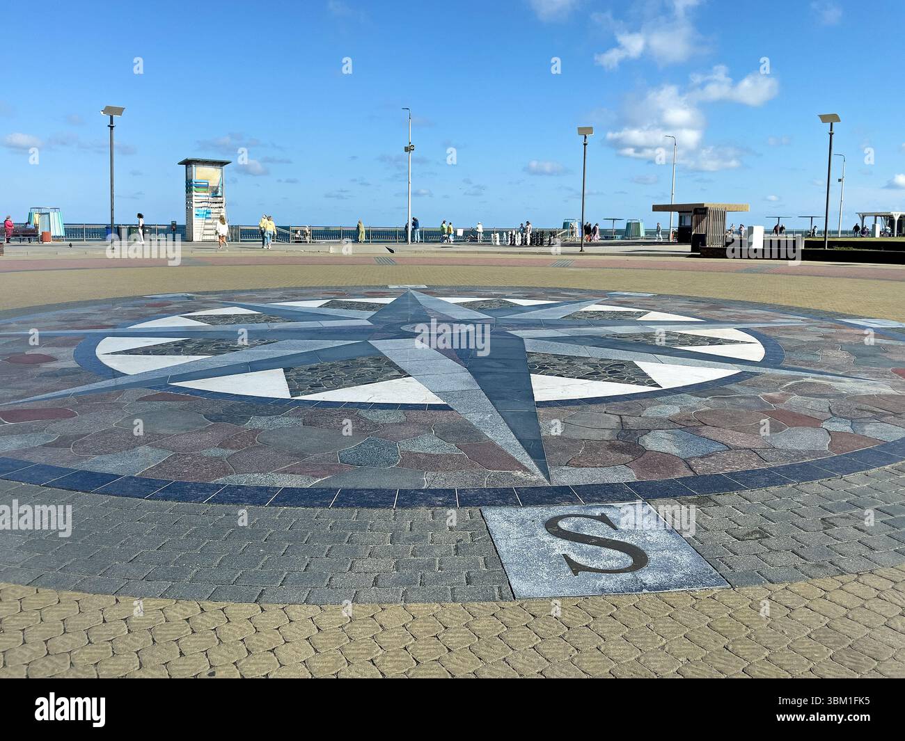 Zelenogradsk, Russie, 31 août, 2024, signe Rose des vents sur terre au remblai de la mer Baltique Banque D'Images