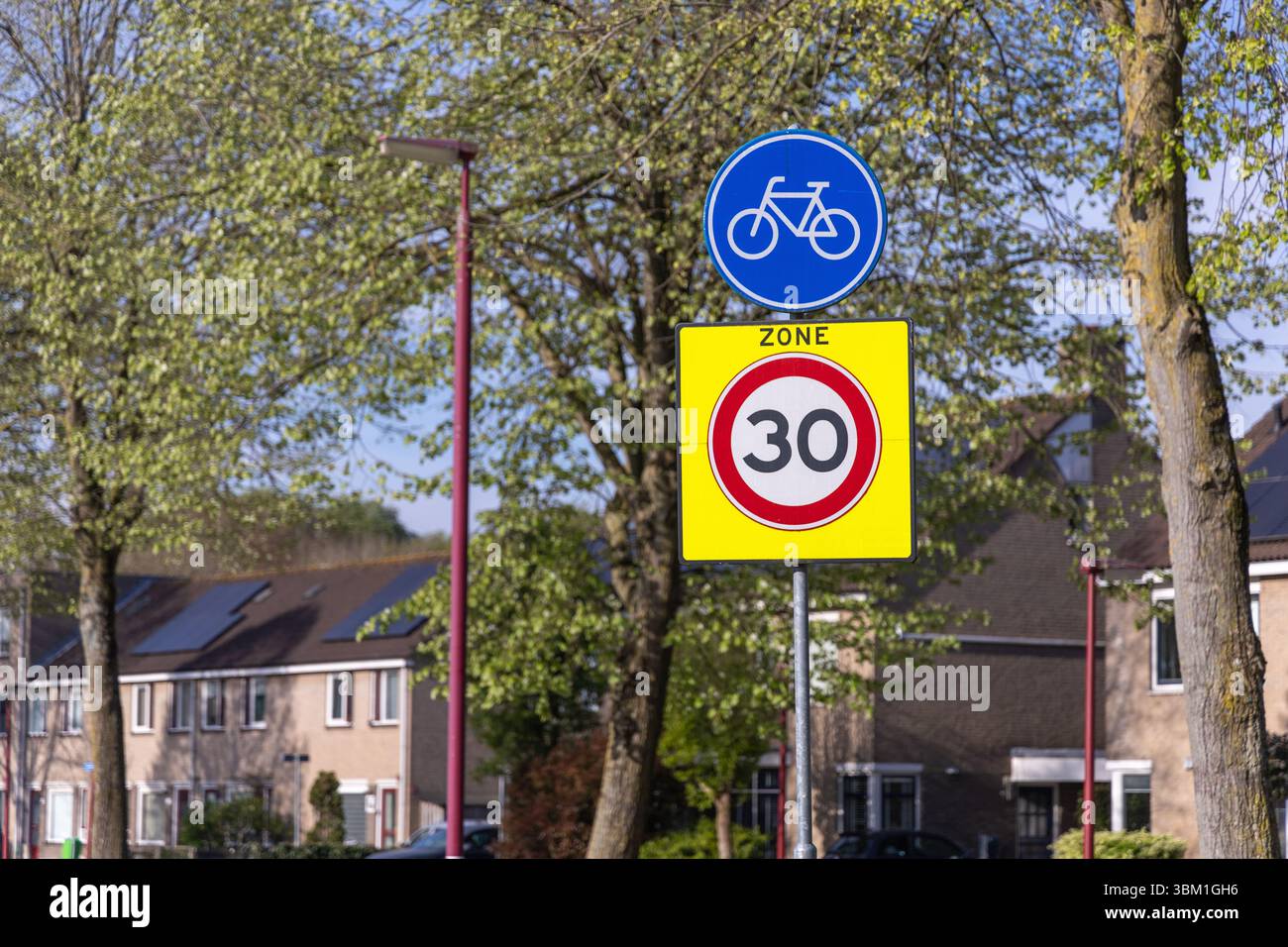 Un panneau « Bicycle Street » au-dessus d'un panneau de limitation de vitesse « zone 30 » dans un quartier résidentiel d'Utrecht, aux pays-Bas, indiquant la priorité pour les véhicules à moteur avi Banque D'Images