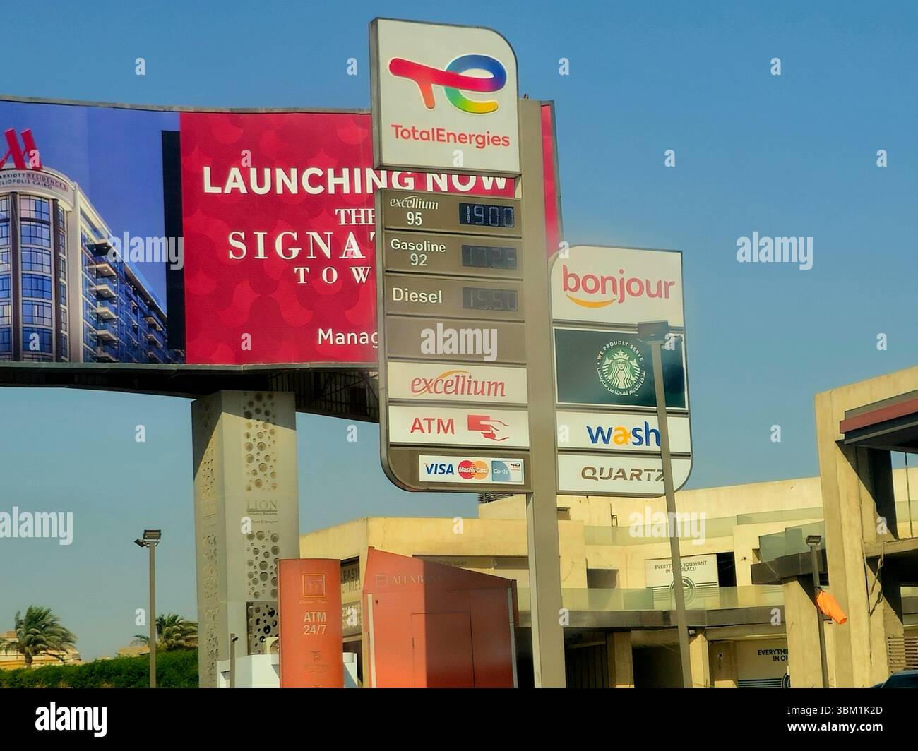 Le Caire, Egypte, 18 juin 2025 : station de gaz et de pétrole de total Energies, TotalEnergies se est une multinationale française intégrée de l’énergie et du pétrole fou Banque D'Images