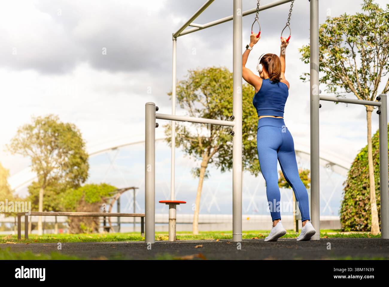 Vue arrière de l'entraînement d'une athlète féminine active dans une zone de fitness extérieure Banque D'Images
