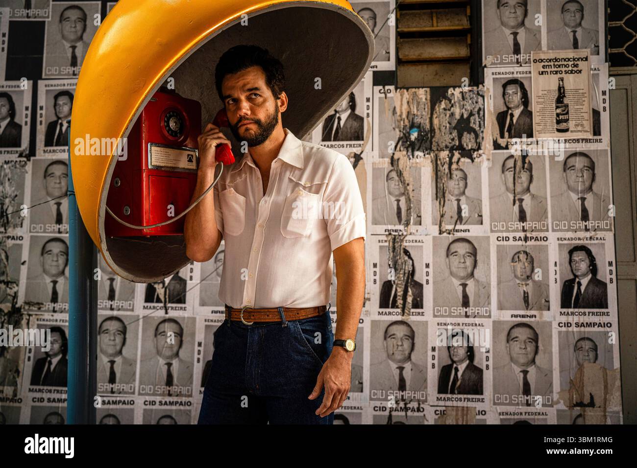 The secret agent (2025) réalisé par Kleber Mendonça Filho et mettant en vedette Wagner Moura, Maria Fernanda Cândido et Gabriel Leone. En 1977, un expert en technologie fuit un passé mystérieux et retourne dans sa ville natale de Recife à la recherche de la paix. Il se rend vite compte que la ville est loin d’être le refuge qu’il cherche. Publicité toujours À USAGE ÉDITORIAL EXCLUSIF. Crédit : BFA / Neon Banque D'Images