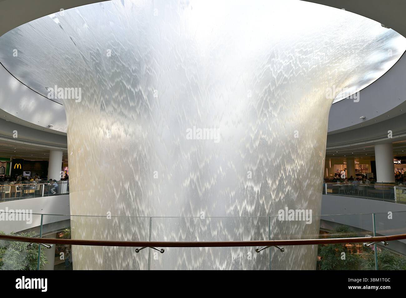 Le Rain Vortex, la cascade intérieure la plus haute du monde, vue depuis le sous-sol 1 du complexe Jewel de l'aéroport Changi de Singapour Banque D'Images