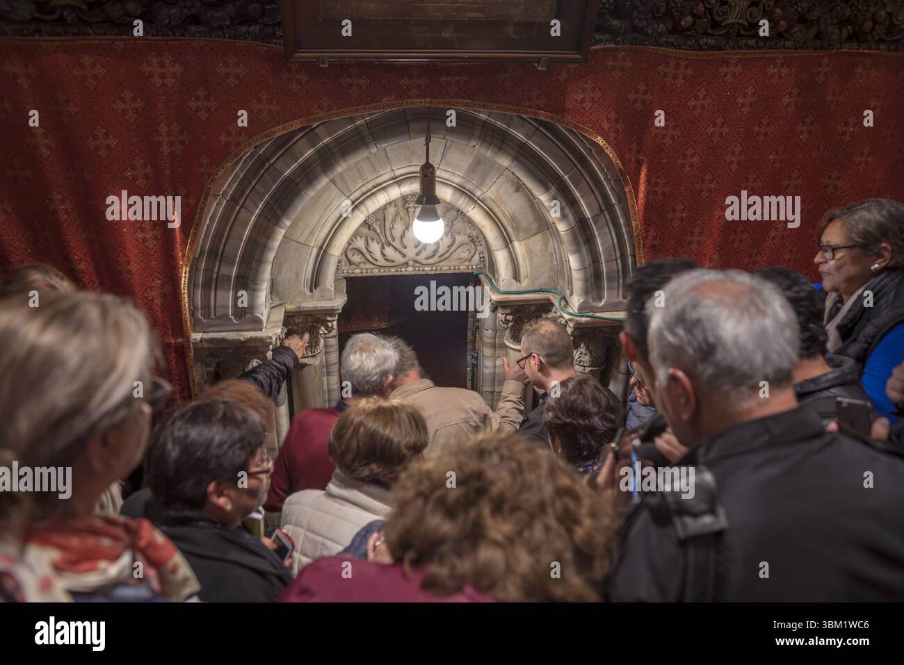 2018 Bethléem, Palestine ; Basilique de la Nativité - à l'intérieur, Geburtsbasilika - innen ; pèlerins devant l'entrée de la Grotte de la Nativité Banque D'Images