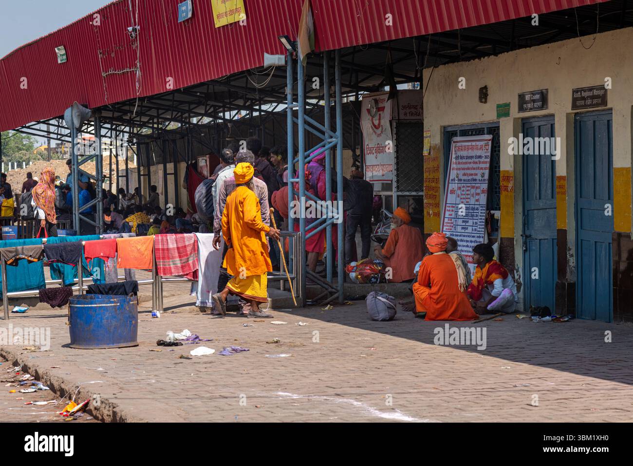 Inde, Rajasthan, 22 mars 2025. Les pèlerins hindous et les habitants se rassemblent sur une plate-forme de gare très fréquentée, scène animée avec des gens qui se reposent et attendent Banque D'Images