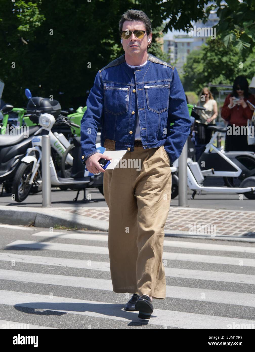 Tenue de style de rue invitée blogueuse de mode avant le défilé de mode Prada, pendant les collections homme Milano fashion week printemps/été 2025 Banque D'Images