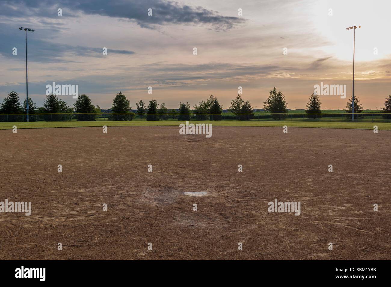 vue des arbitres de homeplate à la deuxième base à l'aube d'un terrain de baseball Banque D'Images