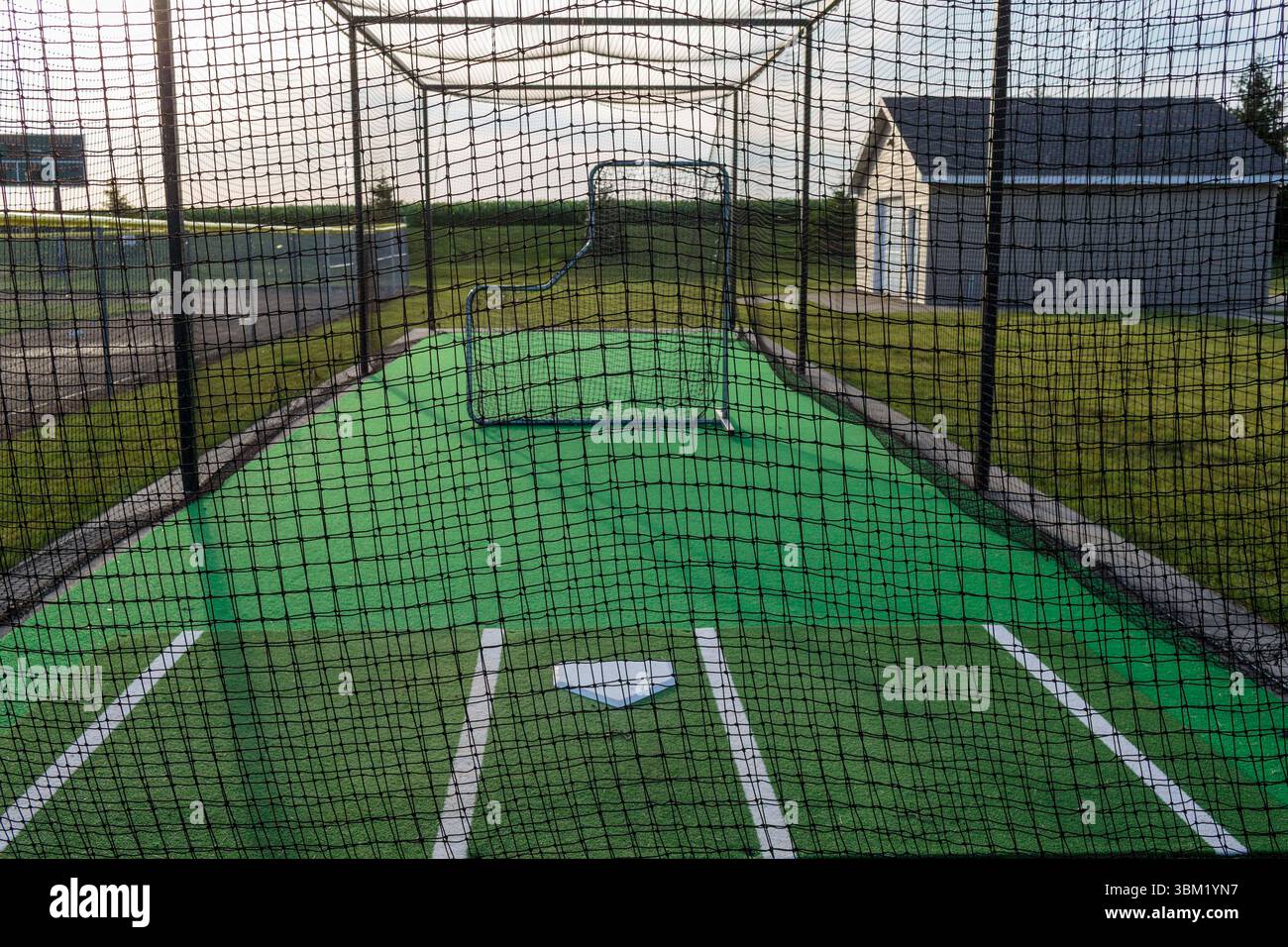 gros plan de la cage de frappe de baseball sur le premier côté de la base du terrain Banque D'Images
