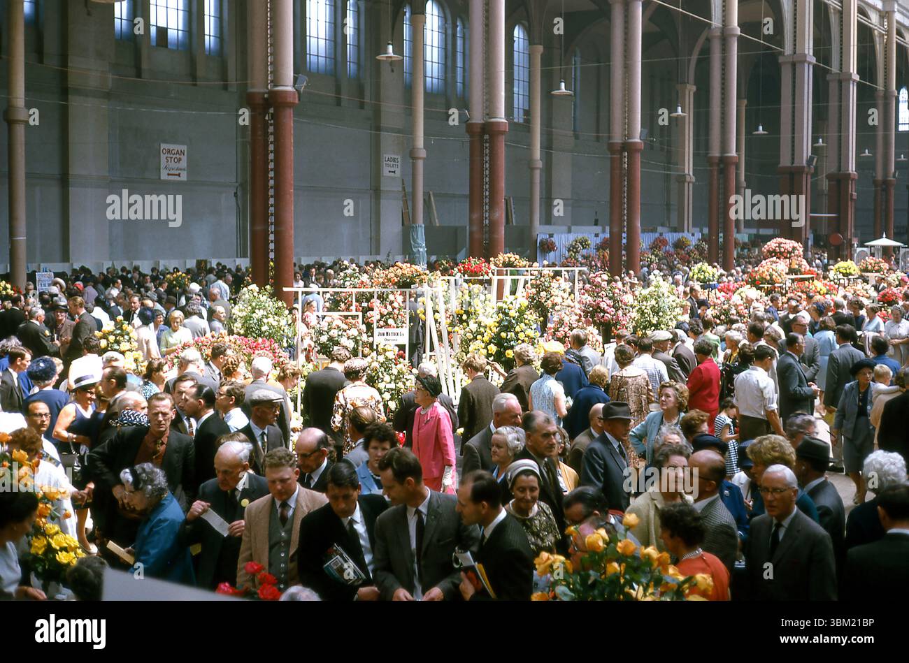 Angleterre des années 1960 - foules au salon d'été de la National Rose Society, à Alexandra Palace, Londres en 1966 Banque D'Images