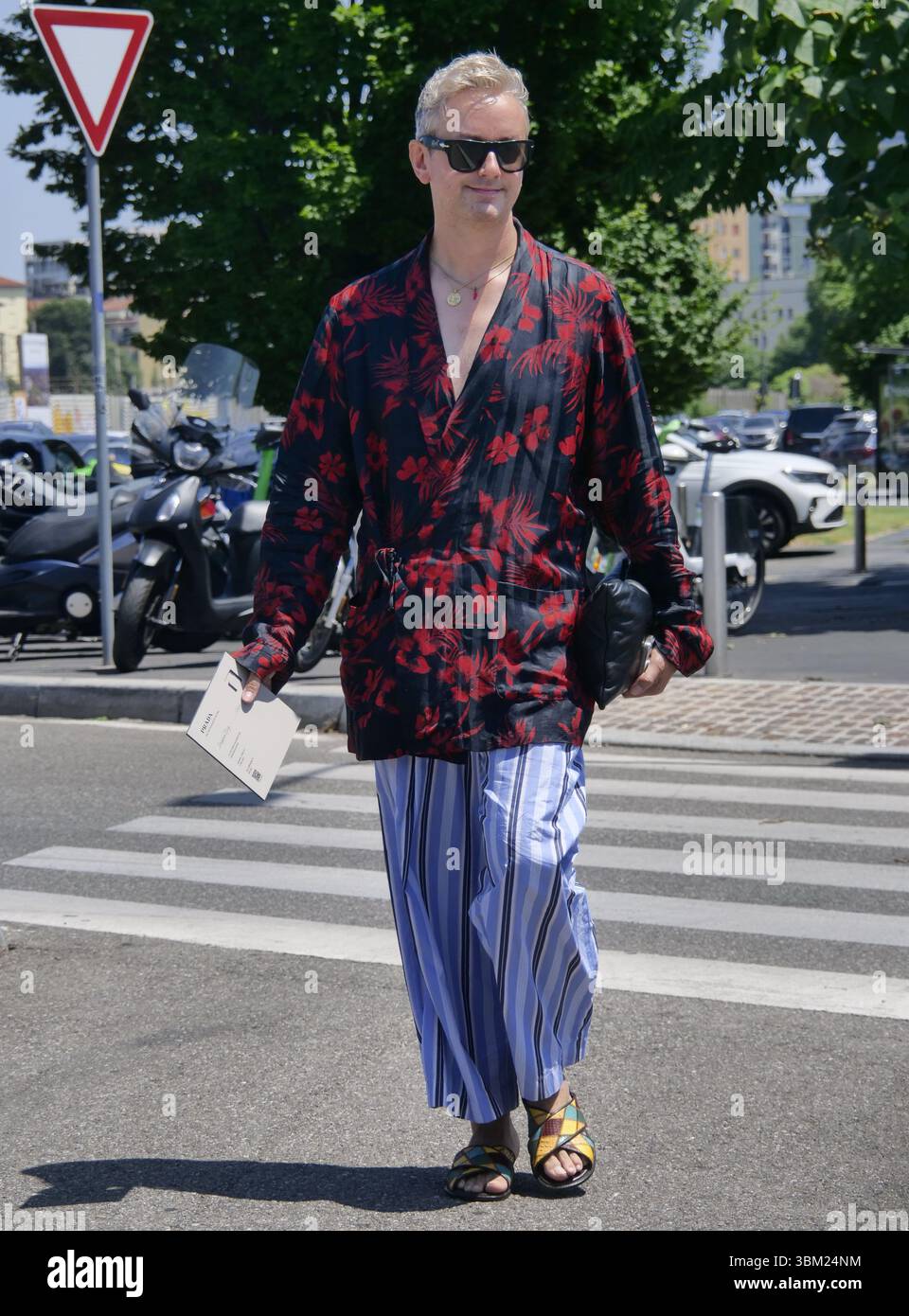 Tenue de style de rue invitée blogueuse de mode avant le défilé de mode Prada, pendant les collections homme Milano fashion week printemps/été 2025 Banque D'Images