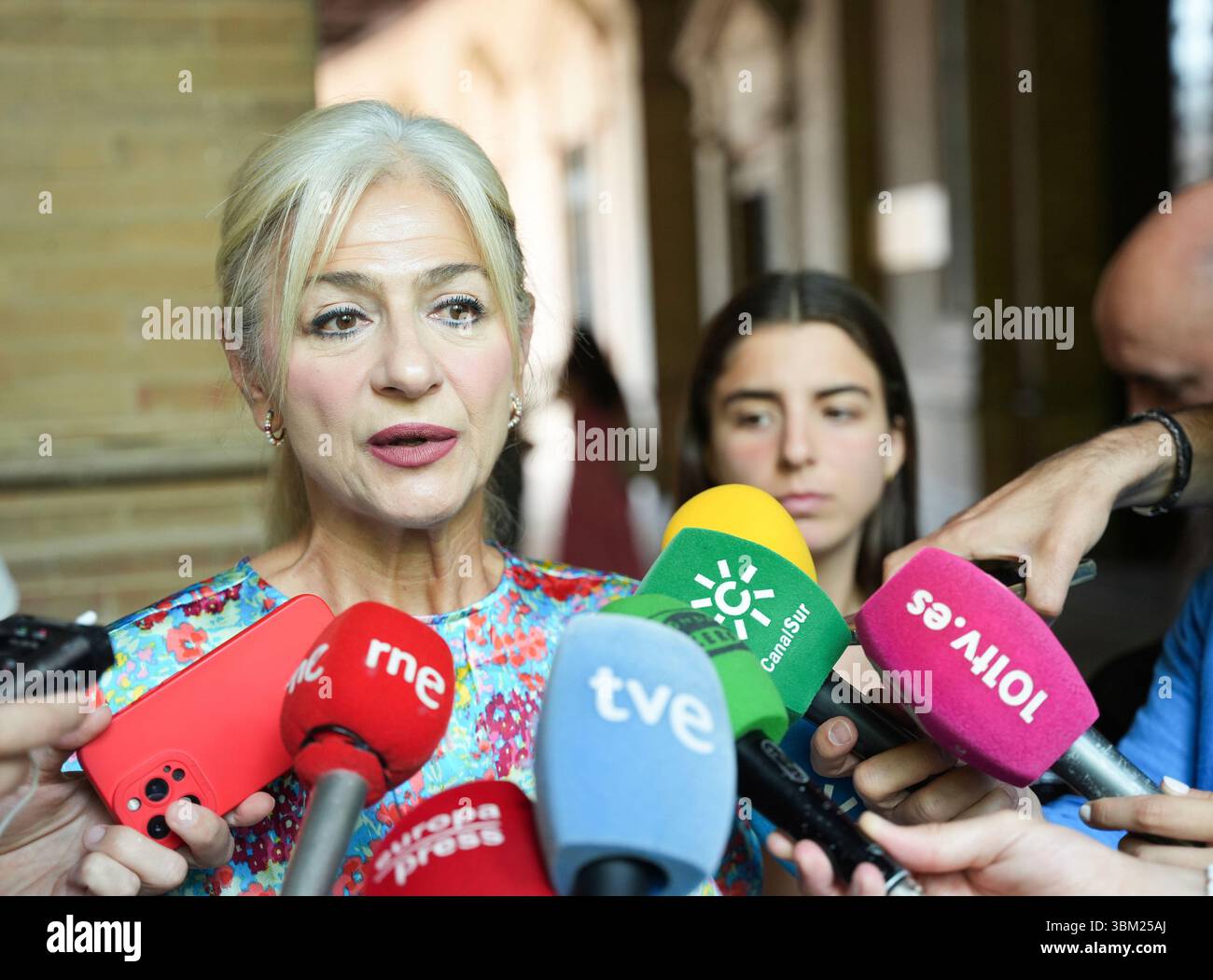 The Minister of Culture and Sports, Patricia del Pozo, talks to the media. On June 24, 2025, in Seville (Andalusia, Spain). The Minister of Culture and Sport, Patricia del Pozo, has attended the media to comment on the controversial restoration of the Virgen Macarena. JUNE 24;2025 María José López / Europa Press 06/24/2025 (Europa Press via AP) Banque D'Images