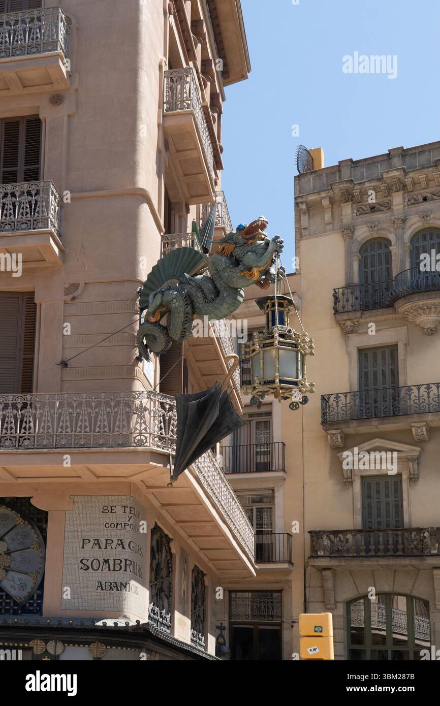 Façade décorative de dragon sur le coin d'un bâtiment à Las Ramblas, Barcelone Banque D'Images