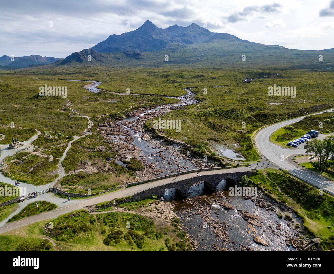Vue aérienne du vieux pont de Sligachan qui traverse la rivière Sligachan, île de Skye, Écosse. Banque D'Images