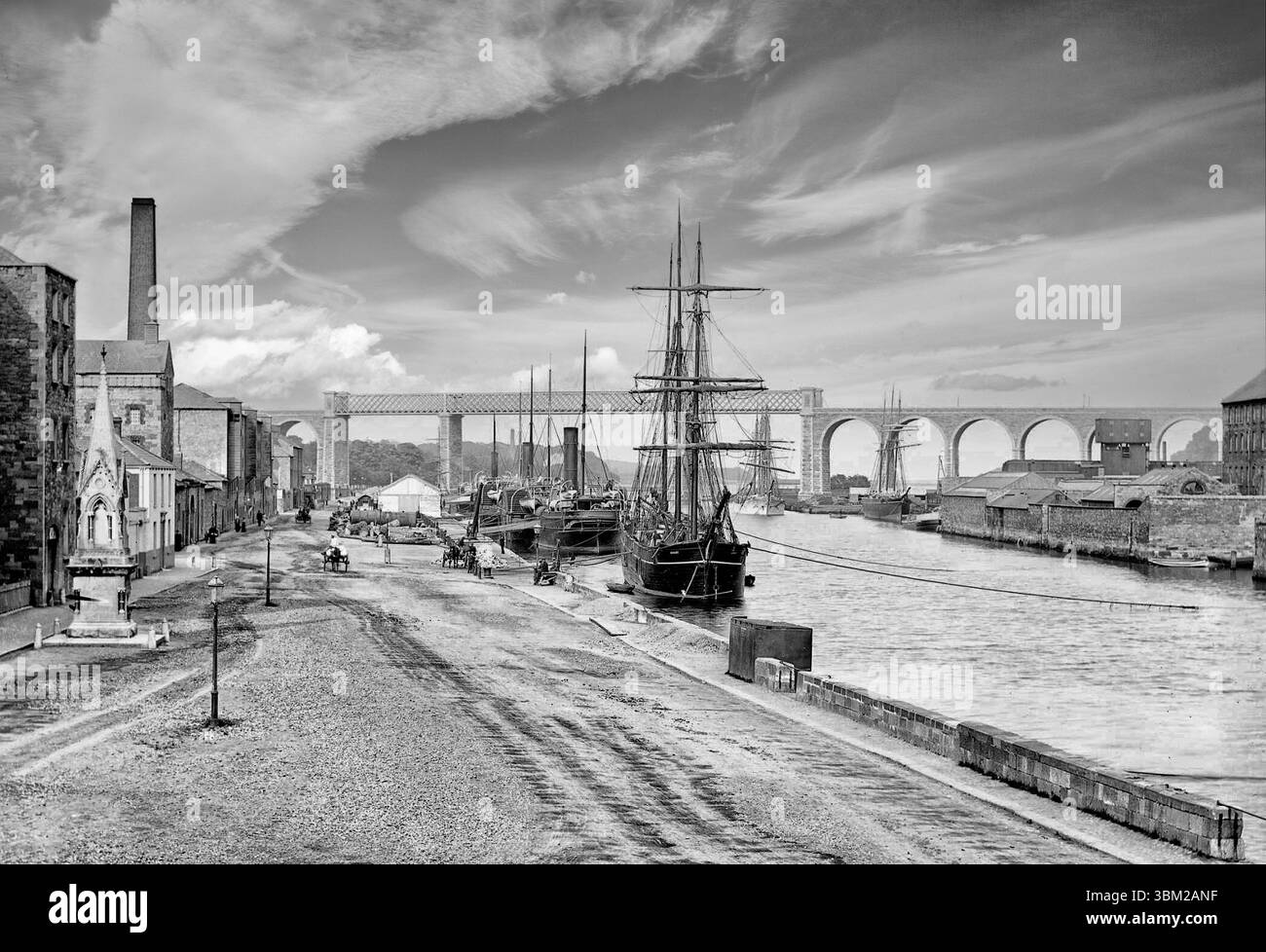 Photographie de la fin du XIXe siècle du port de Drogheda, comté de Louth, Irlande, un centre de commerce depuis les années 1400, exportant principalement des textiles et des aliments. Le viaduc ferroviaire Dublin - Belfast traversant la rivière Boyne peut être vu en arrière-plan. Banque D'Images