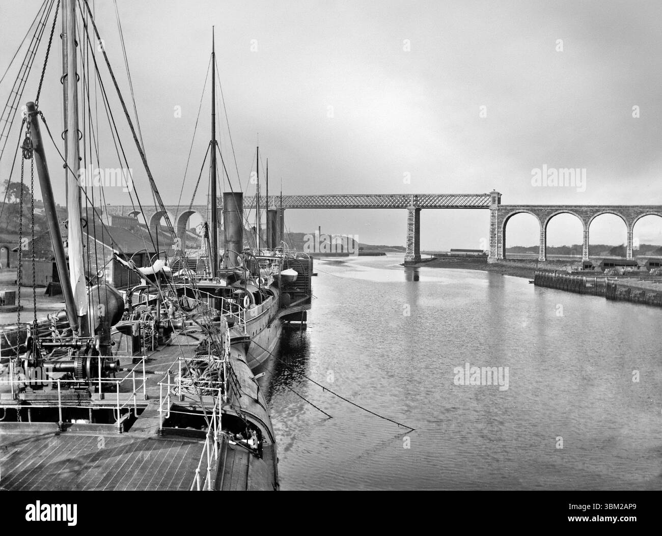 Photographie de la fin du XIXe siècle du port de Drogheda, comté de Louth, Irlande, un centre de commerce depuis les années 1400, exportant principalement des textiles et des aliments. Le viaduc ferroviaire Dublin - Belfast traversant la rivière Boyne peut être vu en arrière-plan. Banque D'Images