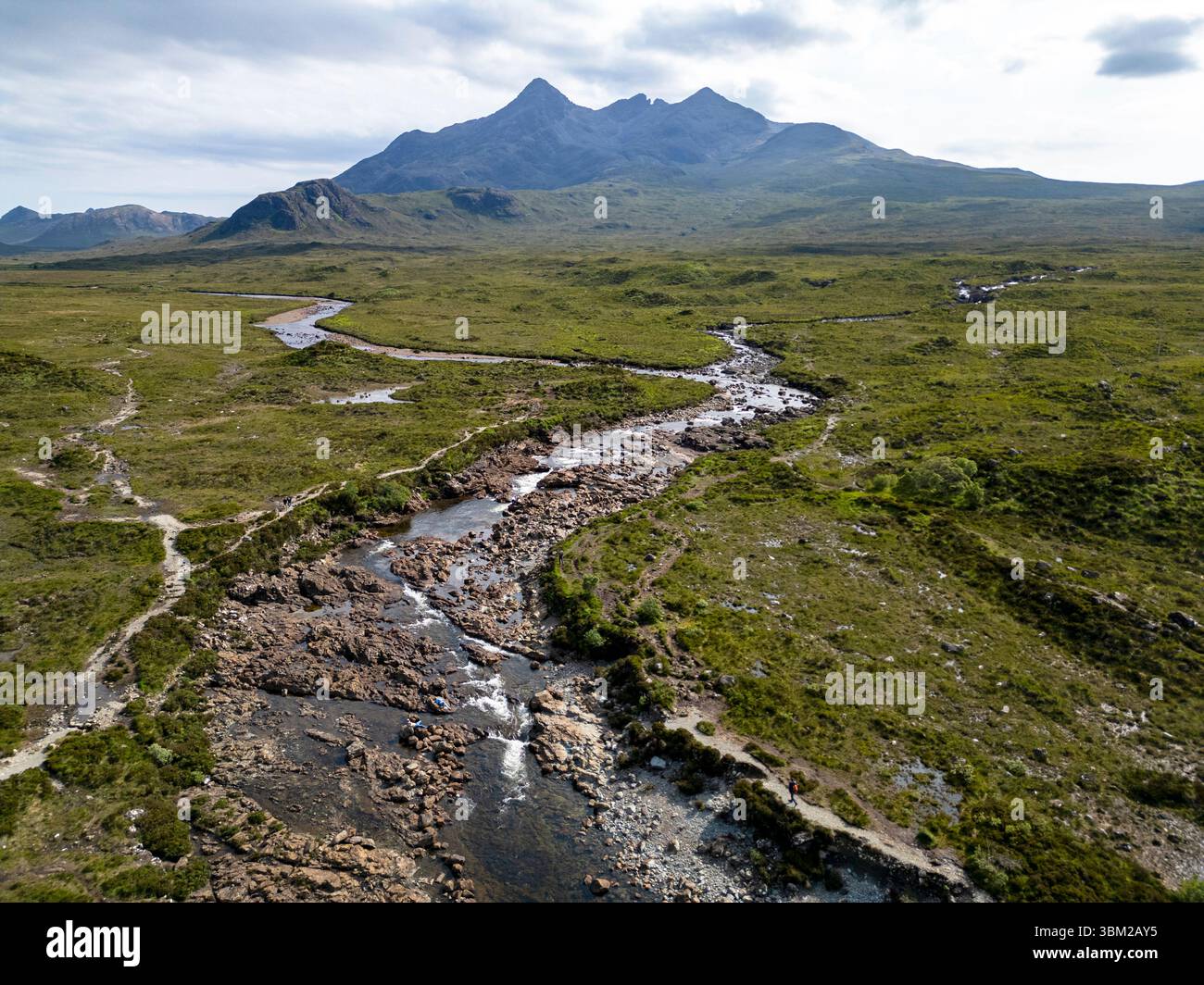 Vue sur la rivière Sligachan et les montagnes Black Cuillin à Sligachan, île de Skye, Écosse. Banque D'Images