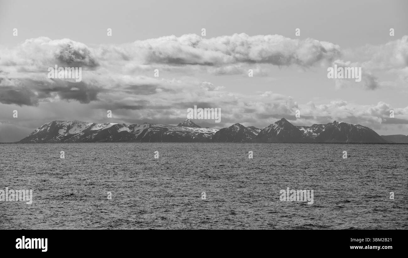 Paysage panoramique de la côte norvégienne en noir et blanc, parc national, juin, été. Banque D'Images