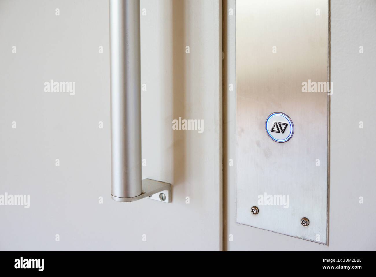 Bouton d'ascenseur sur le mur whte. Bouton élévateur vers le haut et vers le bas avec espace de copie Banque D'Images