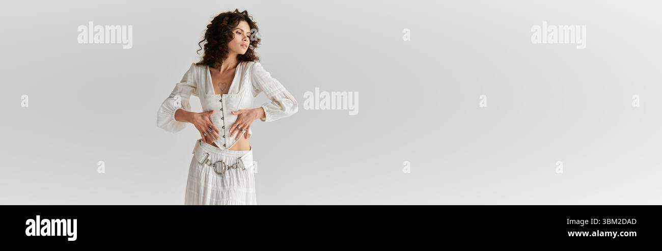 Jeune femme élégante présente une tenue tendance tout en frappant une pose dans un espace moderne. Banque D'Images