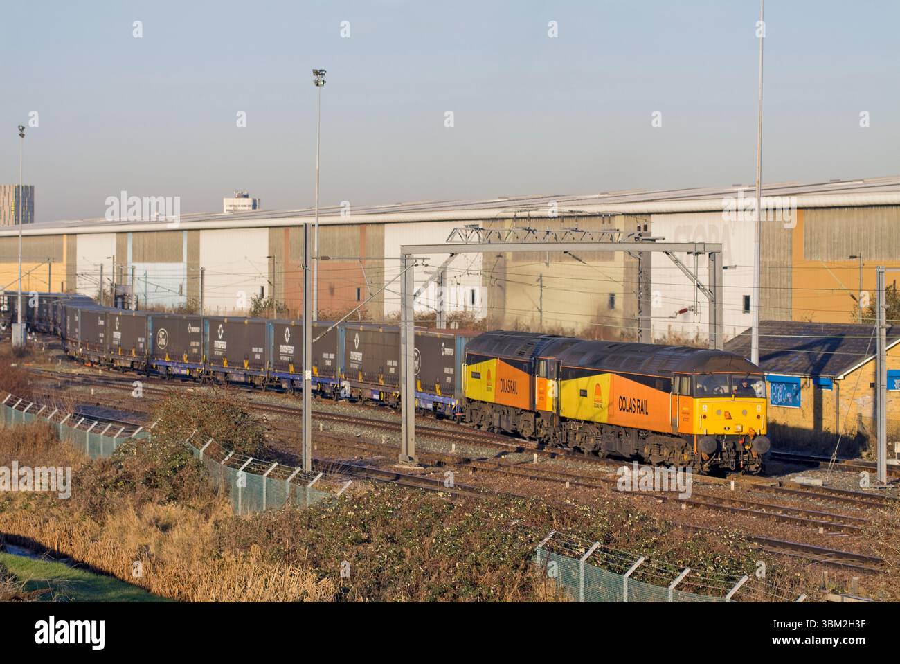 Une paire de locomotives diesel Colas de classe 47 nos 47727 et 47739 avec un train de marchandises Ford qui passe par Ripple Lane. Banque D'Images