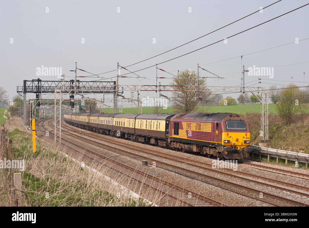 Une locomotive diesel EWS Class 67 n° 67011 fonctionnant avec un train de stock vide passant devant Dudswell le 16 avril 2007. Banque D'Images