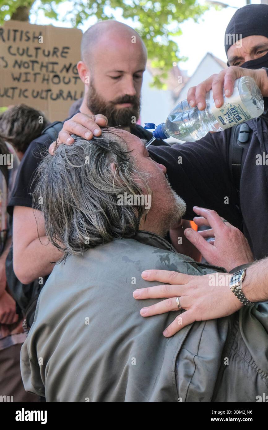 Un inconnu du côté antifasciste de la manifestation STOP UKIP reçoit les premiers soins après avoir été prétendument aspergé de poivre par la police Banque D'Images