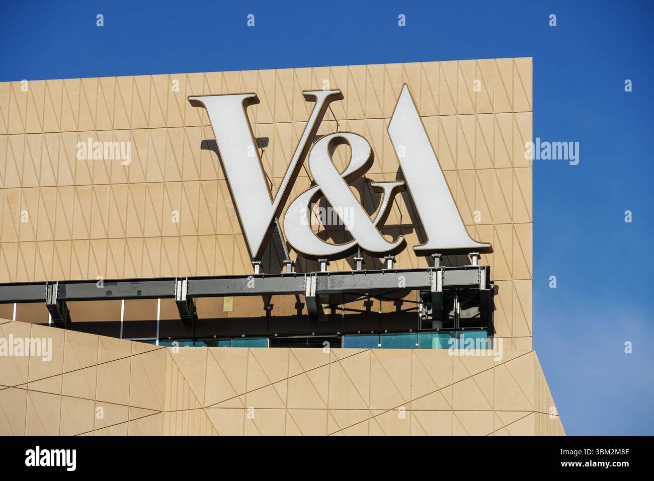 Façade extérieure du V&A East Museum sur East Bank Stratford Waterfront à Londres, Angleterre Royaume-Uni Banque D'Images