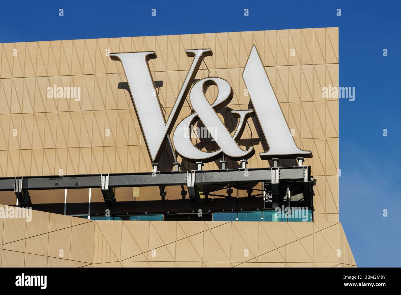 Façade extérieure du V&A East Museum sur East Bank Stratford Waterfront à Londres, Angleterre Royaume-Uni Banque D'Images