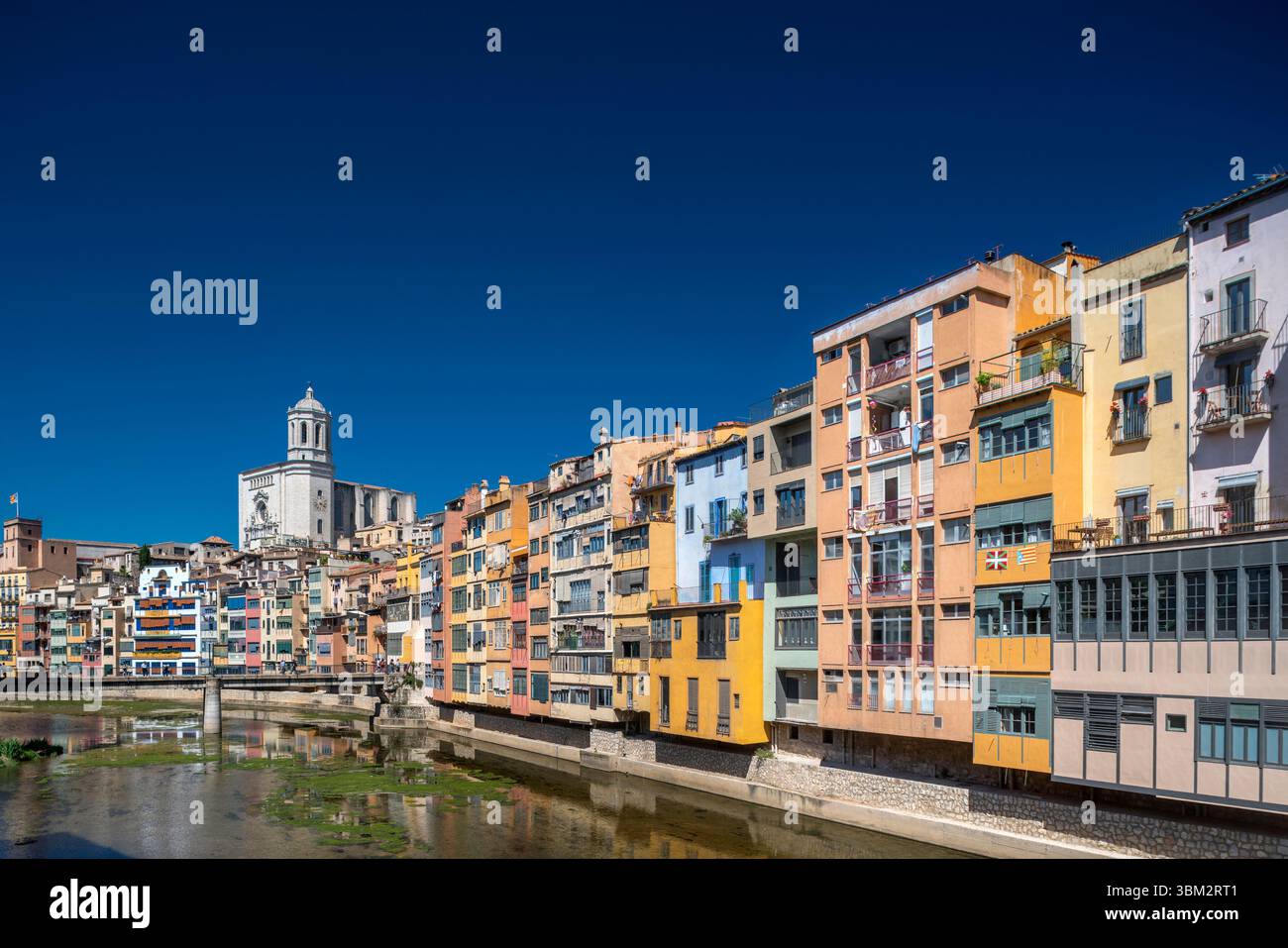 CATHÉDRALE DE GÉRONE CATHÉDRALE DE CAGIRONA CASAS PENJADES ONYAR RIVER GIRONA CITY CATALOGNE SPAINSAS PENJADES ONYAR RIVER GIRONA CITY CATALOGNE ESPAGNE Banque D'Images
