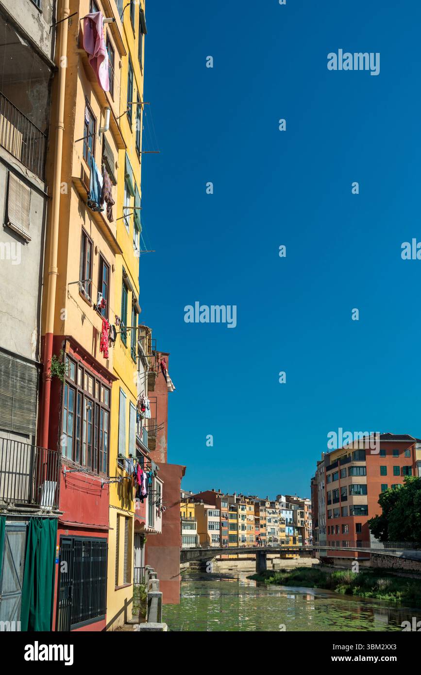 SÉCHAGE DES VÊTEMENTS SUR LES LIGNES DE LAVAGE CASAS PENJADES ONYAR RIVER GIRONA VILLE CATALOGNE ESPAGNE Banque D'Images